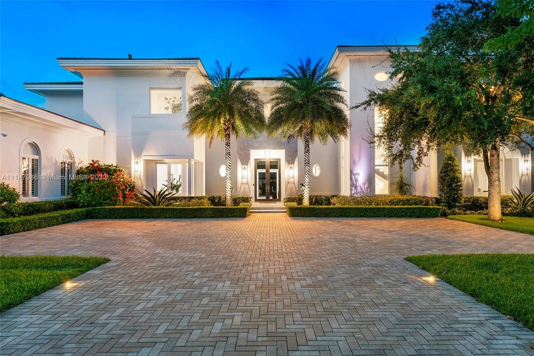 Recently Sold: $6,685,000 (5 beds, 6 baths, 8226 Square Feet)