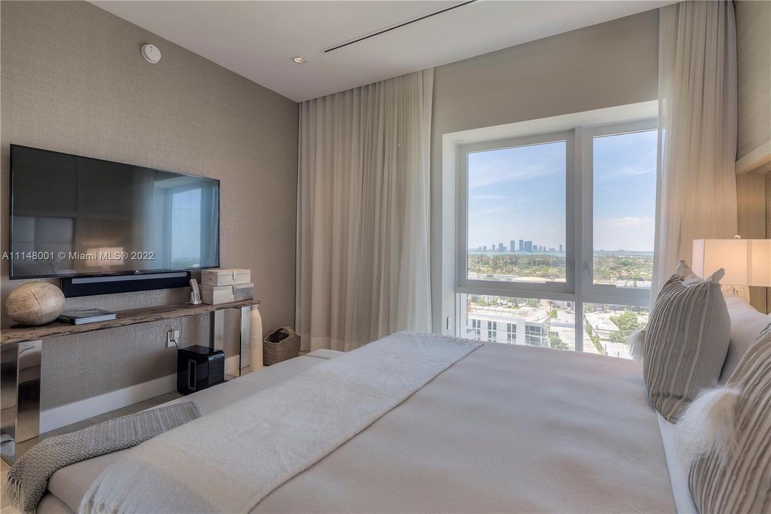 Recently Sold: $4,950,000 (2 beds, 2 baths, 1694 Square Feet)