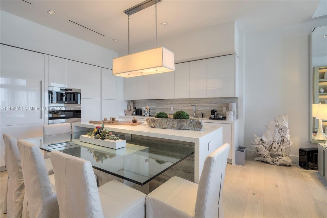 Recently Sold: $4,950,000 (2 beds, 2 baths, 1694 Square Feet)