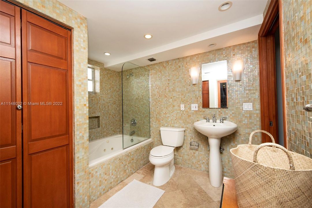 最近售出: $699,000 (1 贝兹, 1 浴室, 688 平方英尺)