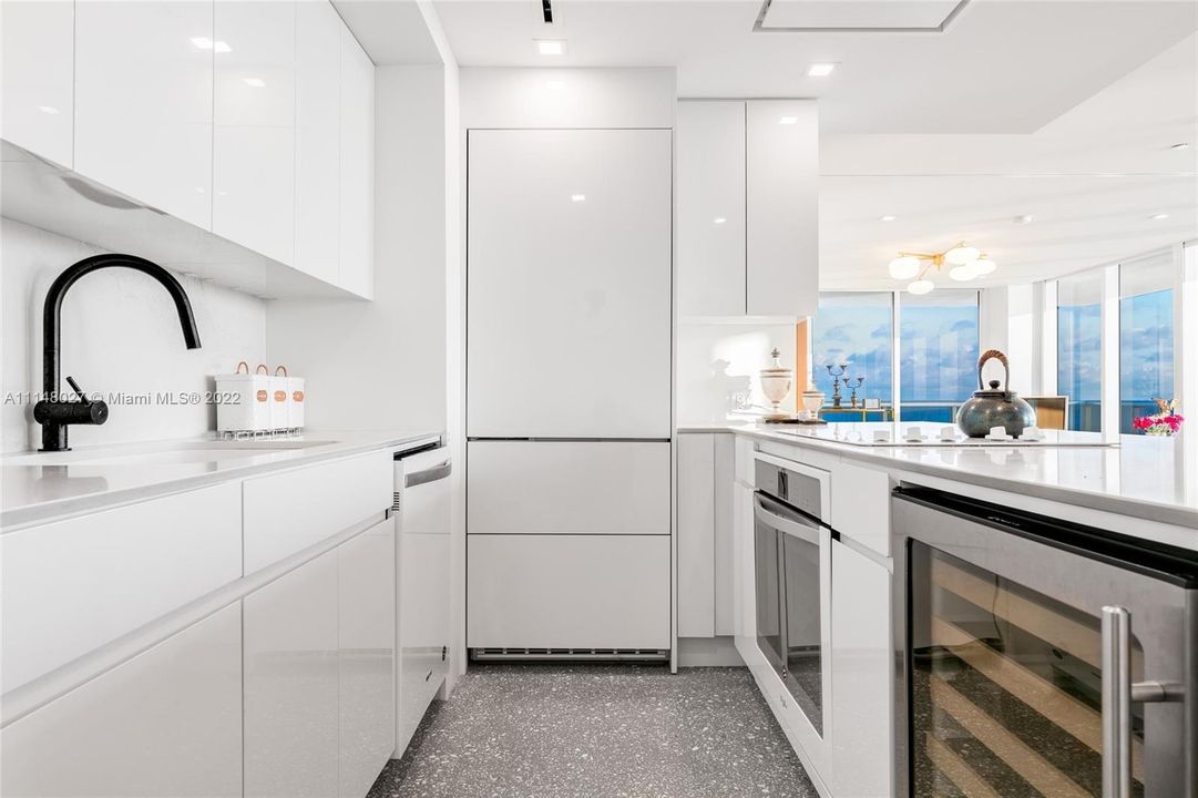 Recently Sold: $2,800,000 (2 beds, 2 baths, 1322 Square Feet)