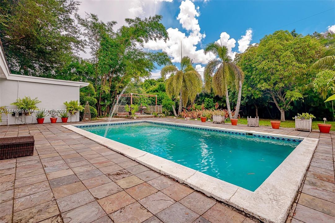 Recently Sold: $1,025,000 (4 beds, 3 baths, 2246 Square Feet)