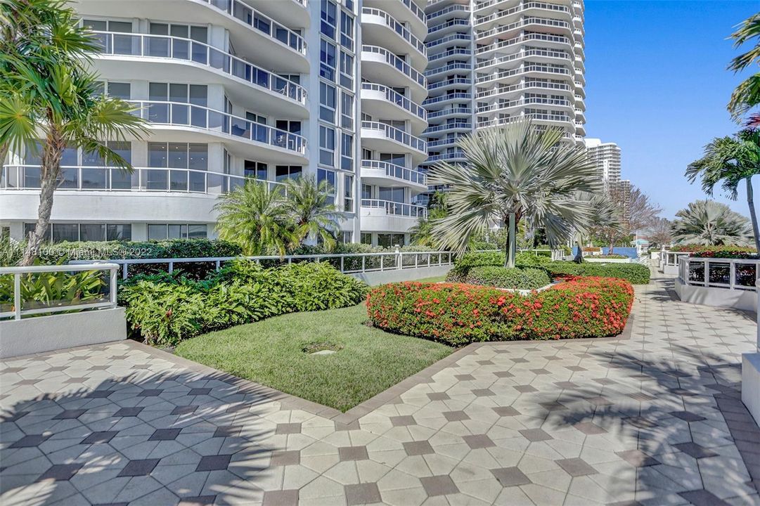 Recently Sold: $879,000 (2 beds, 2 baths, 2240 Square Feet)