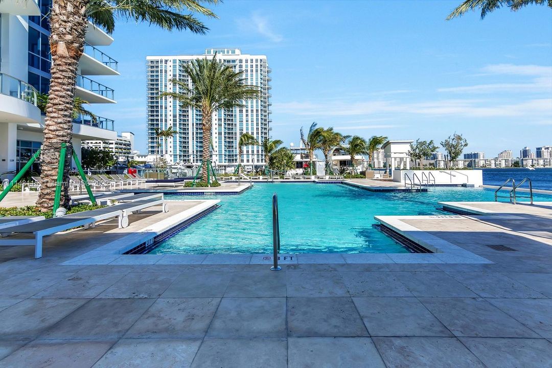 Recently Sold: $1,060,000 (2 beds, 3 baths, 1750 Square Feet)
