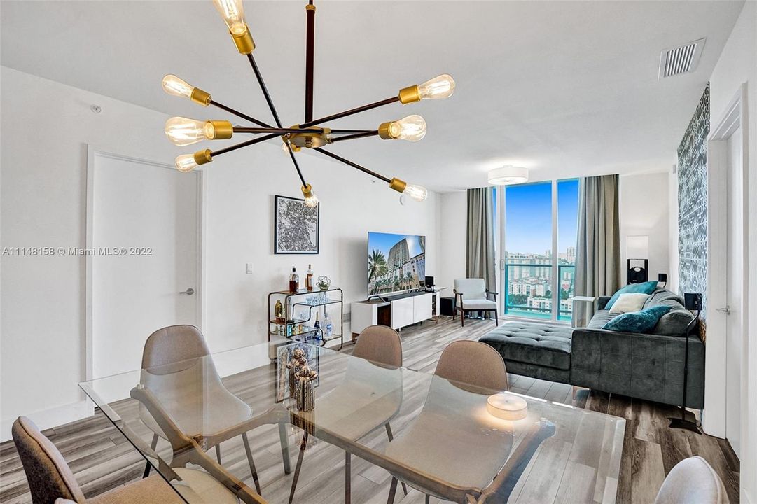 Recently Sold: $1,045,000 (2 beds, 3 baths, 1524 Square Feet)