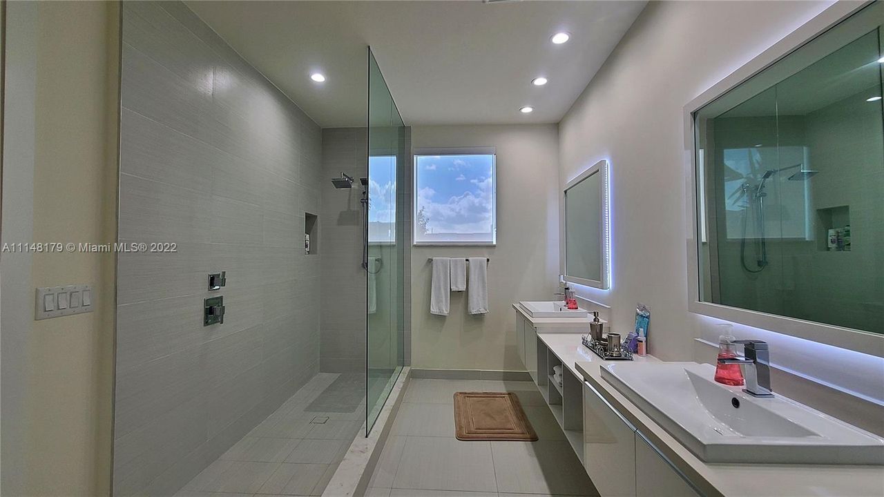 最近售出: $740,000 (4 贝兹, 4 浴室, 2464 平方英尺)