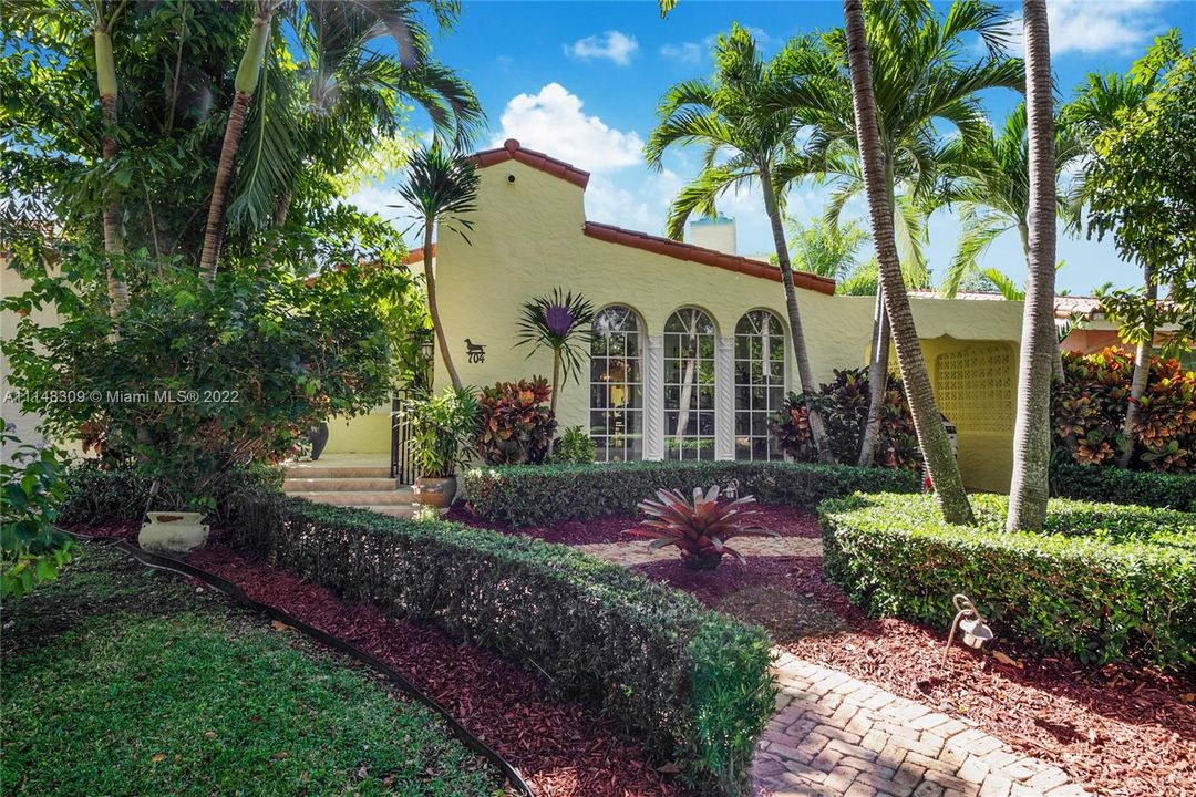 Recently Sold: $1,000,000 (3 beds, 3 baths, 1752 Square Feet)