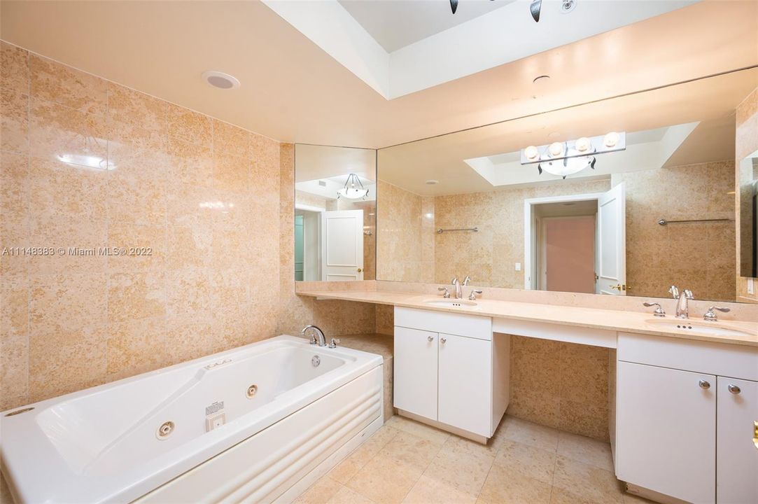 最近售出: $1,290,000 (2 贝兹, 2 浴室, 1490 平方英尺)