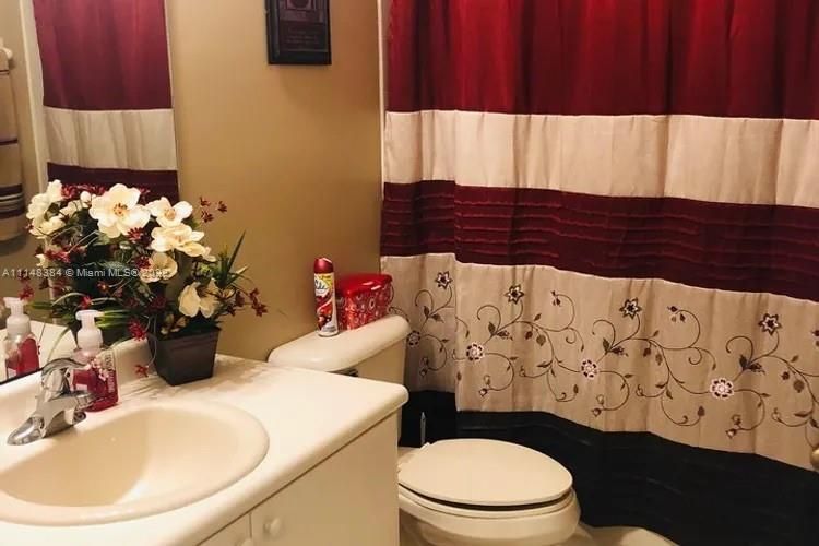 Недавно арендовано: $3,000 (3 спален, 2 ванн, 1812 Квадратных фут)