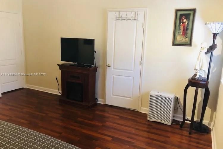 Recently Rented: $3,000 (3 beds, 2 baths, 1812 Square Feet)