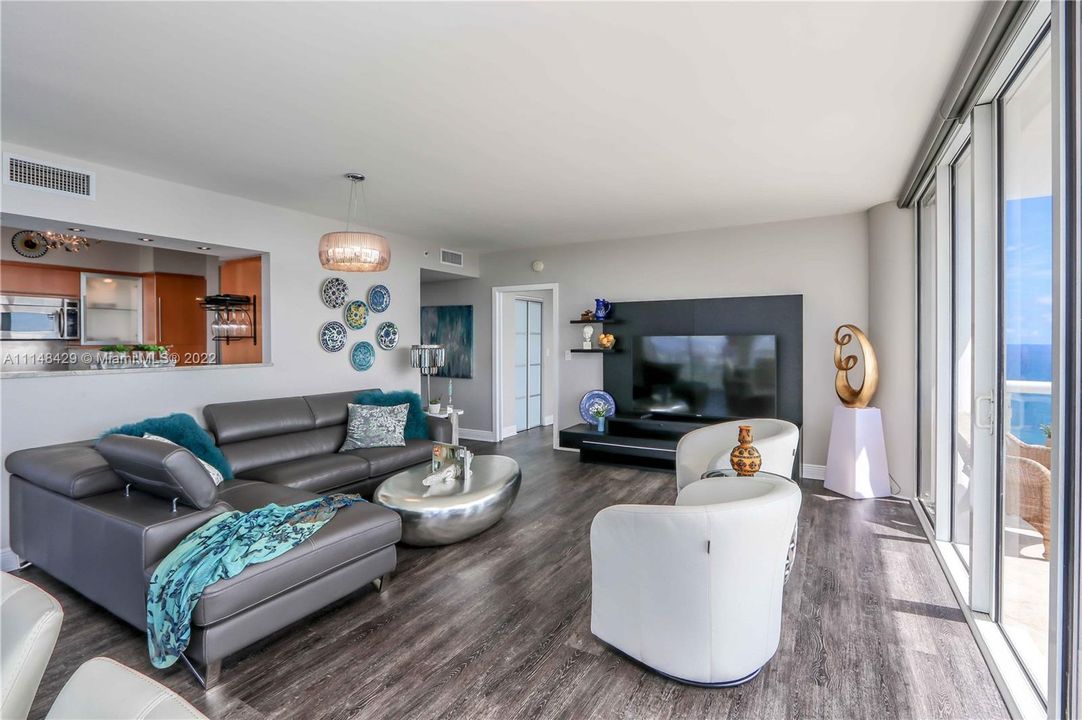 Recently Sold: $1,550,000 (2 beds, 2 baths, 1322 Square Feet)