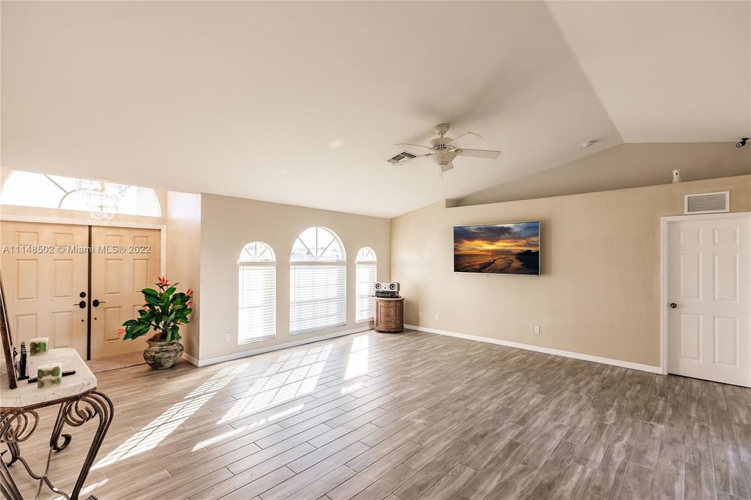 Recently Sold: $355,000 (3 beds, 2 baths, 1695 Square Feet)