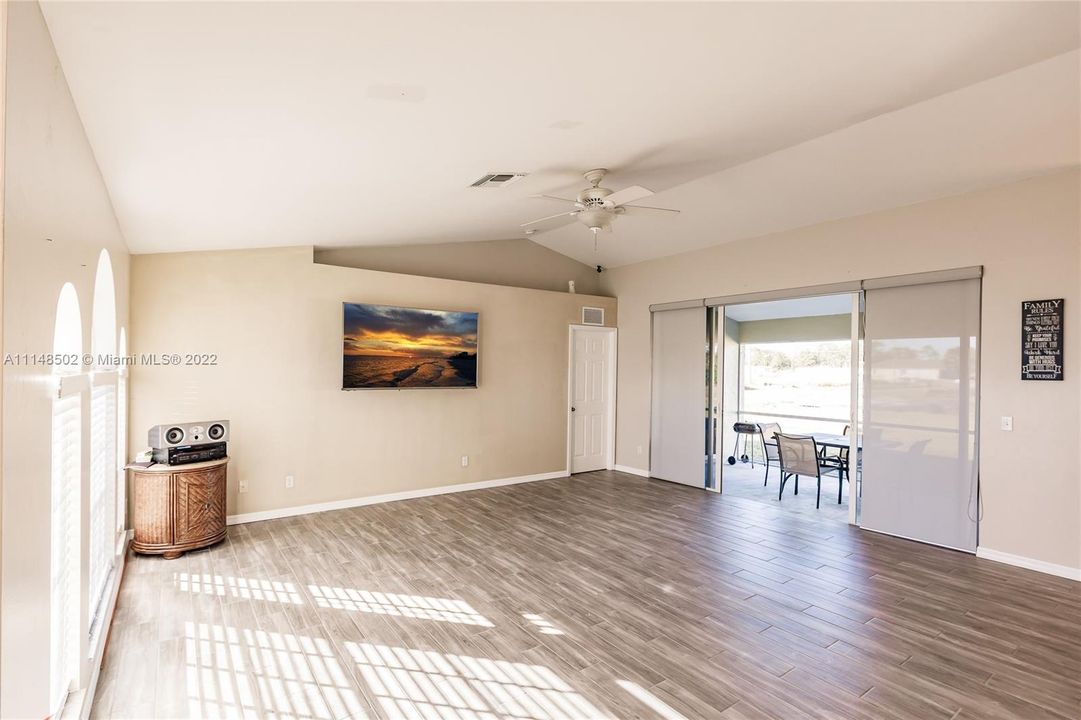 Recently Sold: $355,000 (3 beds, 2 baths, 1695 Square Feet)