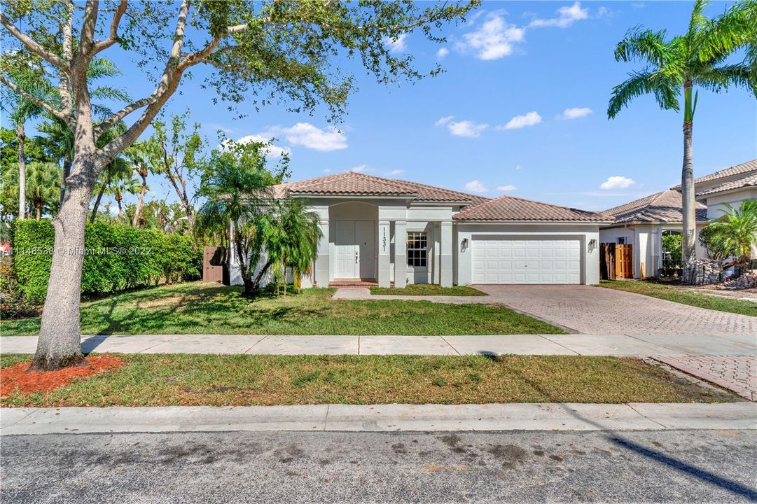 Recently Sold: $850,000 (4 beds, 2 baths, 2011 Square Feet)