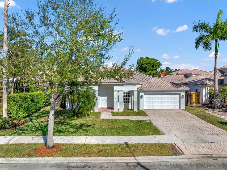 Recently Sold: $850,000 (4 beds, 2 baths, 2011 Square Feet)