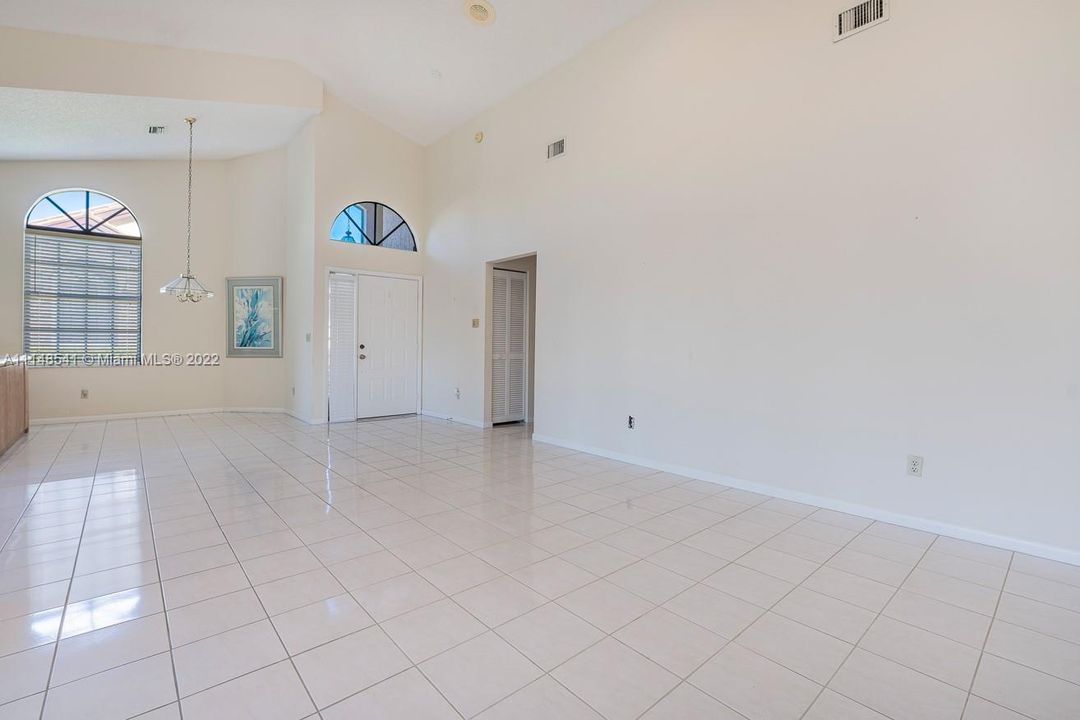 最近售出: $155,000 (3 贝兹, 2 浴室, 1688 平方英尺)