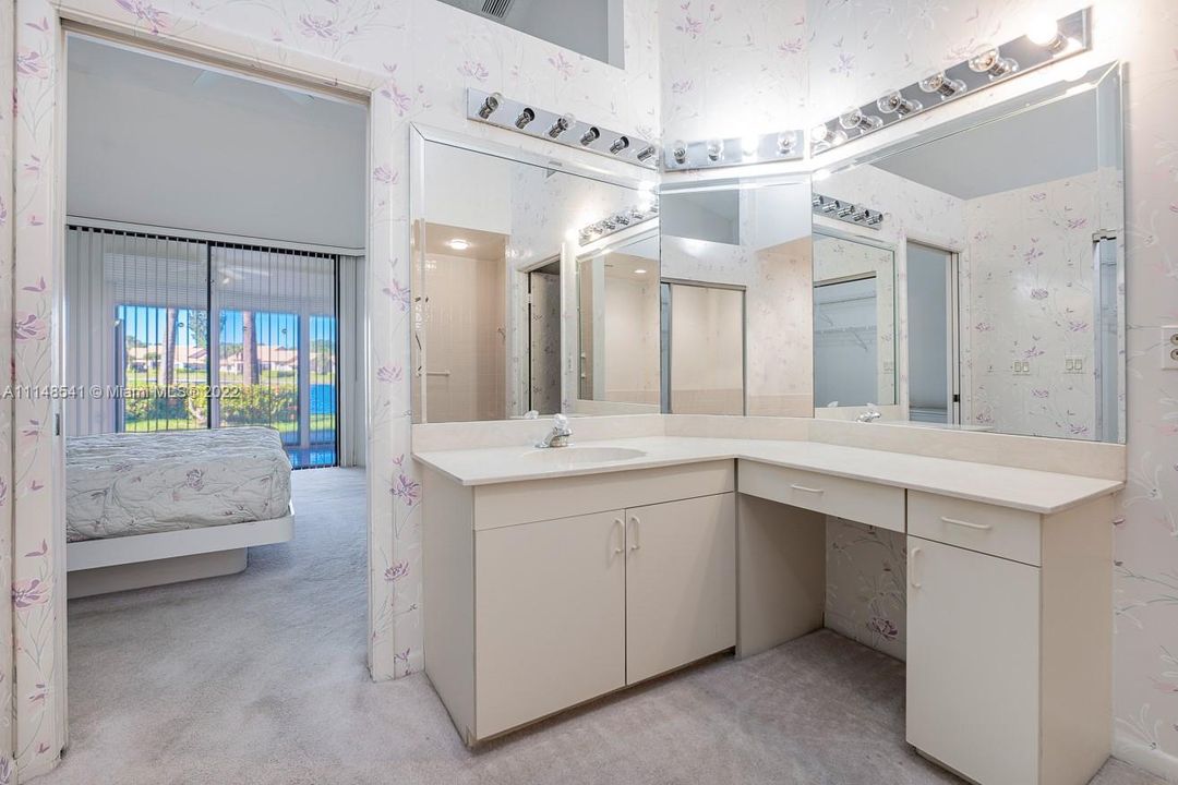 最近售出: $155,000 (3 贝兹, 2 浴室, 1688 平方英尺)