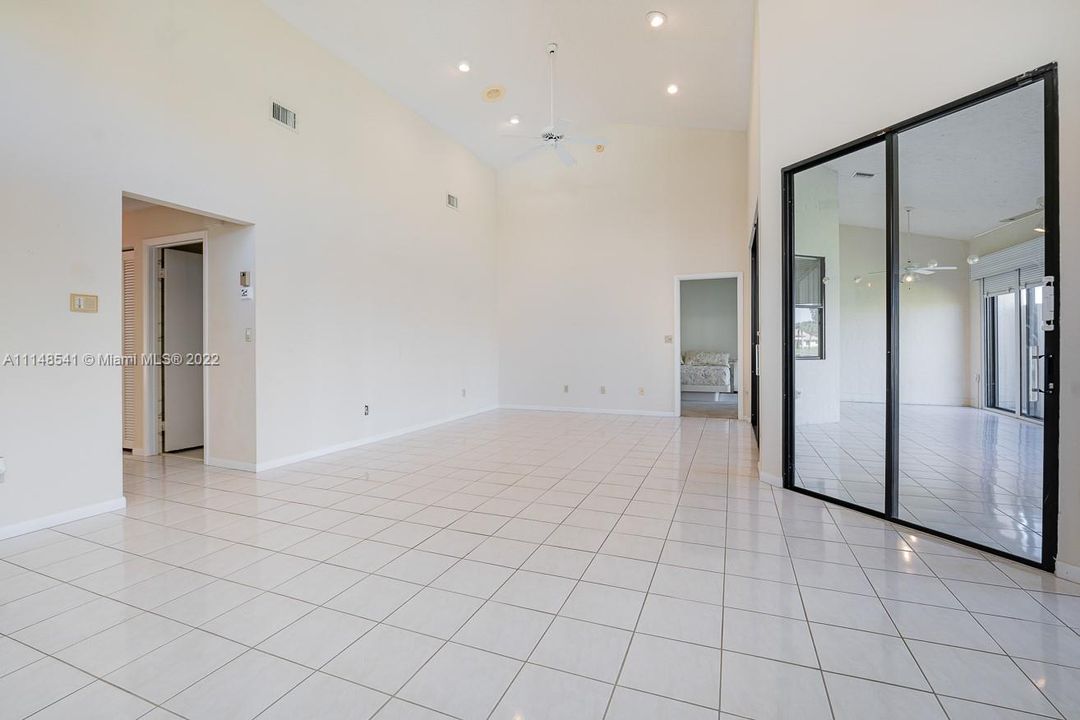 最近售出: $155,000 (3 贝兹, 2 浴室, 1688 平方英尺)