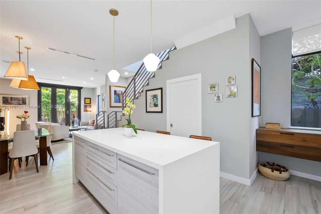 Recently Sold: $985,000 (3 beds, 2 baths, 1817 Square Feet)