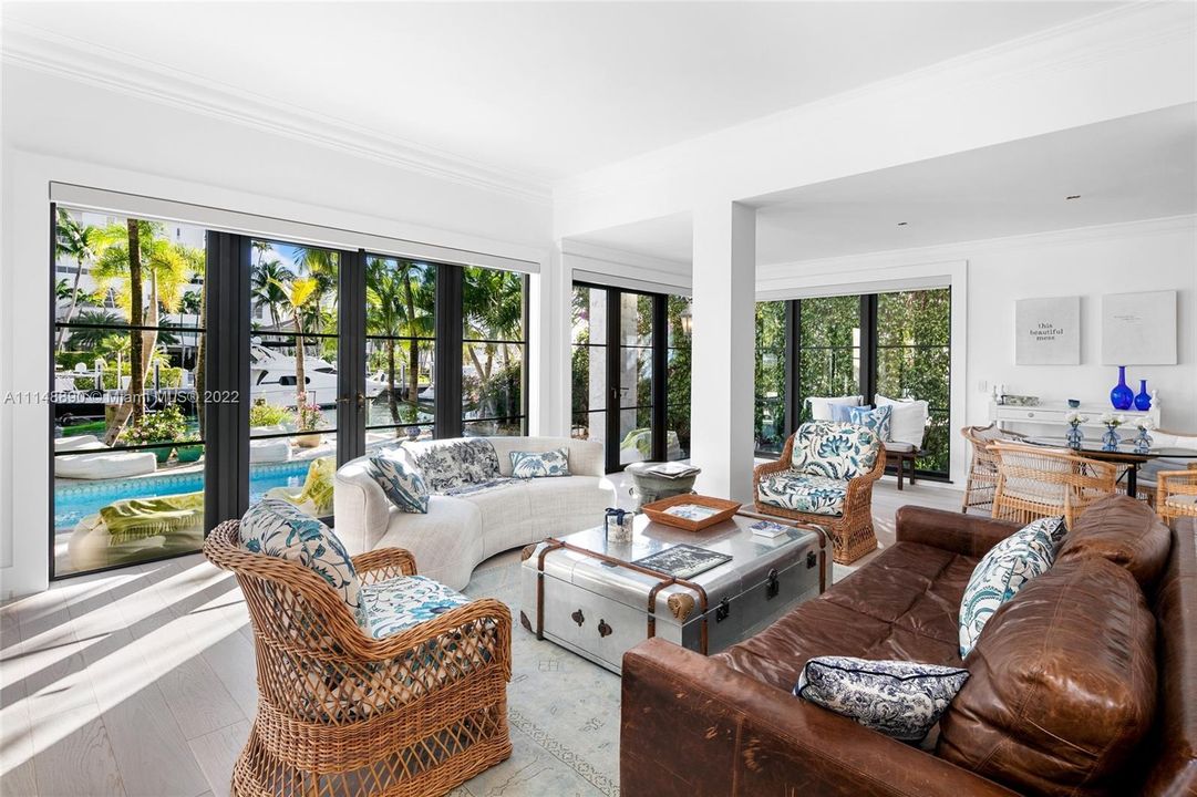Recently Sold: $12,000,000 (6 beds, 5 baths, 5810 Square Feet)