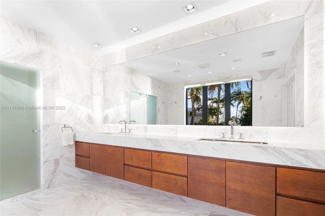 Recently Sold: $12,000,000 (6 beds, 5 baths, 5810 Square Feet)