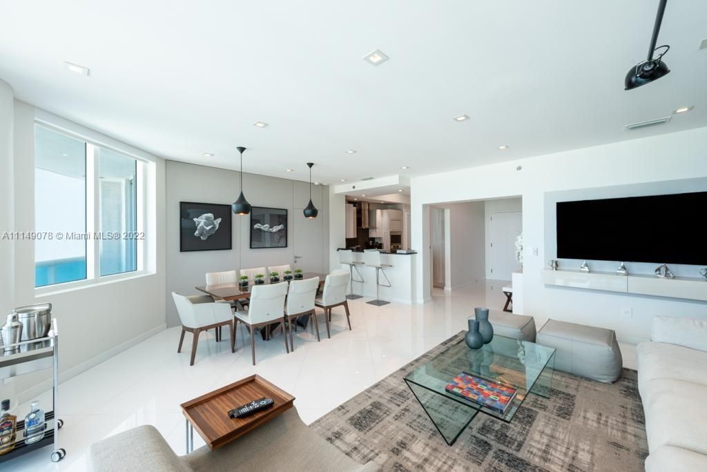 Recently Sold: $1,595,000 (3 beds, 3 baths, 2088 Square Feet)