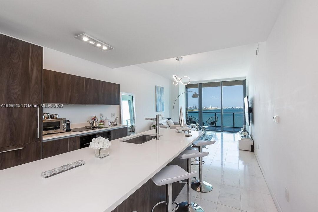 Recently Sold: $1,050,000 (2 beds, 3 baths, 1186 Square Feet)