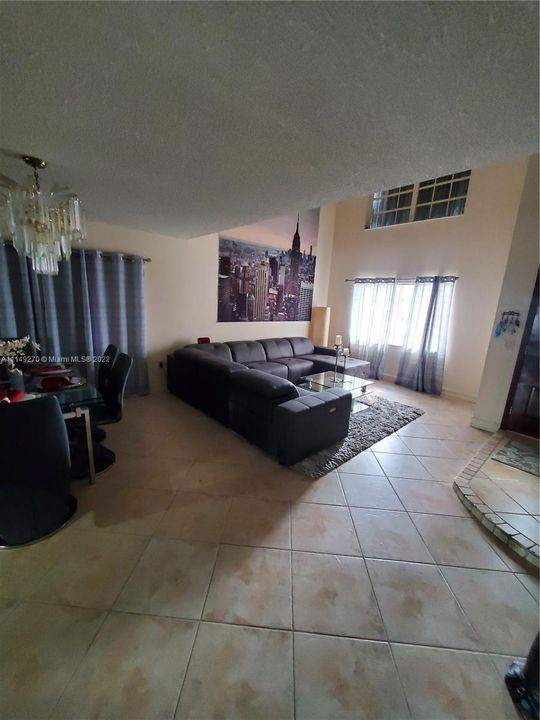 Vendido Recientemente: $629,900 (4 camas, 3 baños, 2421 Pies cuadrados)