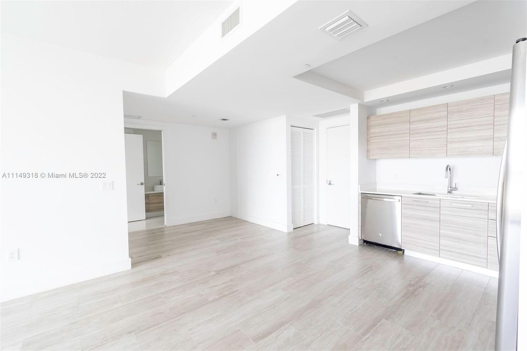 Recently Rented: $3,500 (1 beds, 1 baths, 737 Square Feet)
