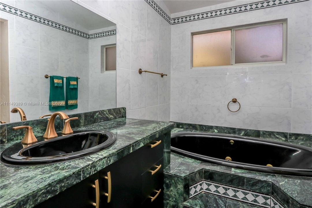 最近售出: $879,000 (3 贝兹, 3 浴室, 2244 平方英尺)