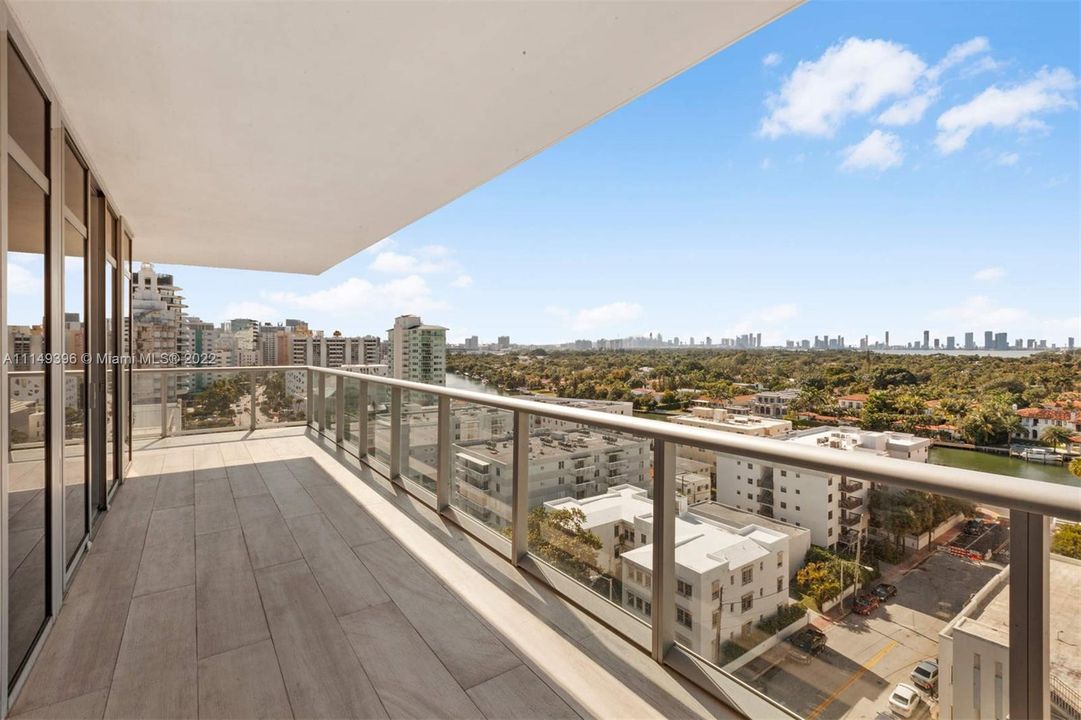 Recently Sold: $2,975,000 (2 beds, 2 baths, 1621 Square Feet)