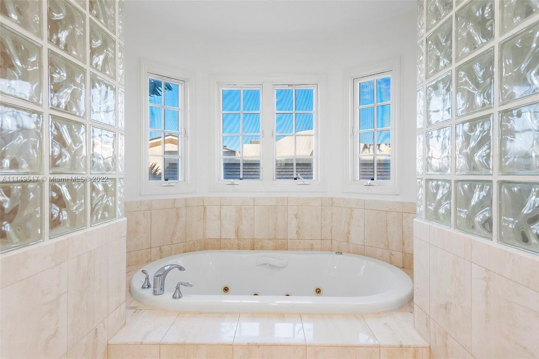 最近租的: $14,900 (3 贝兹, 3 浴室, 2640 平方英尺)