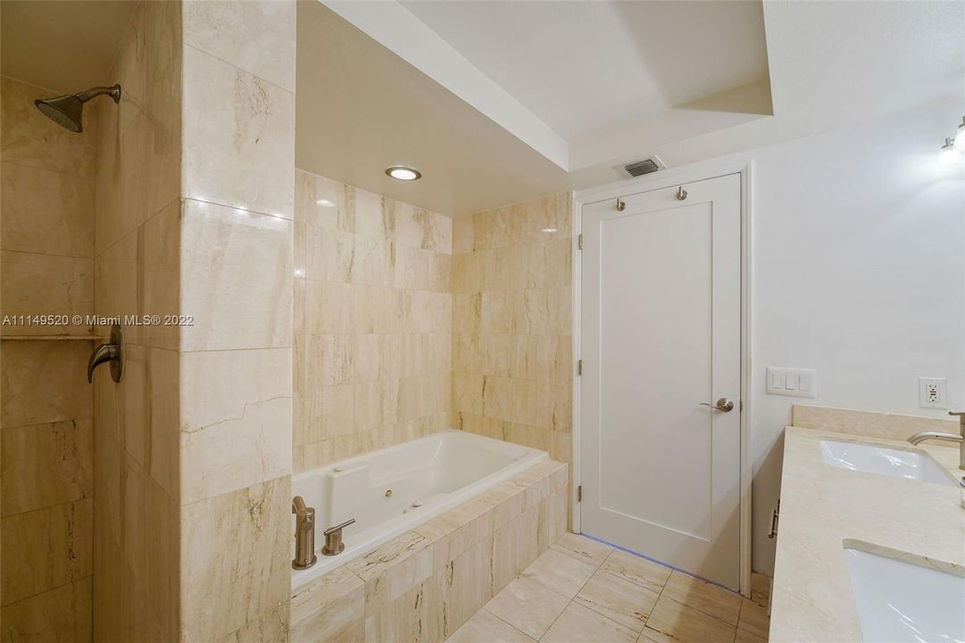 最近售出: $1,100,000 (2 贝兹, 2 浴室, 1220 平方英尺)