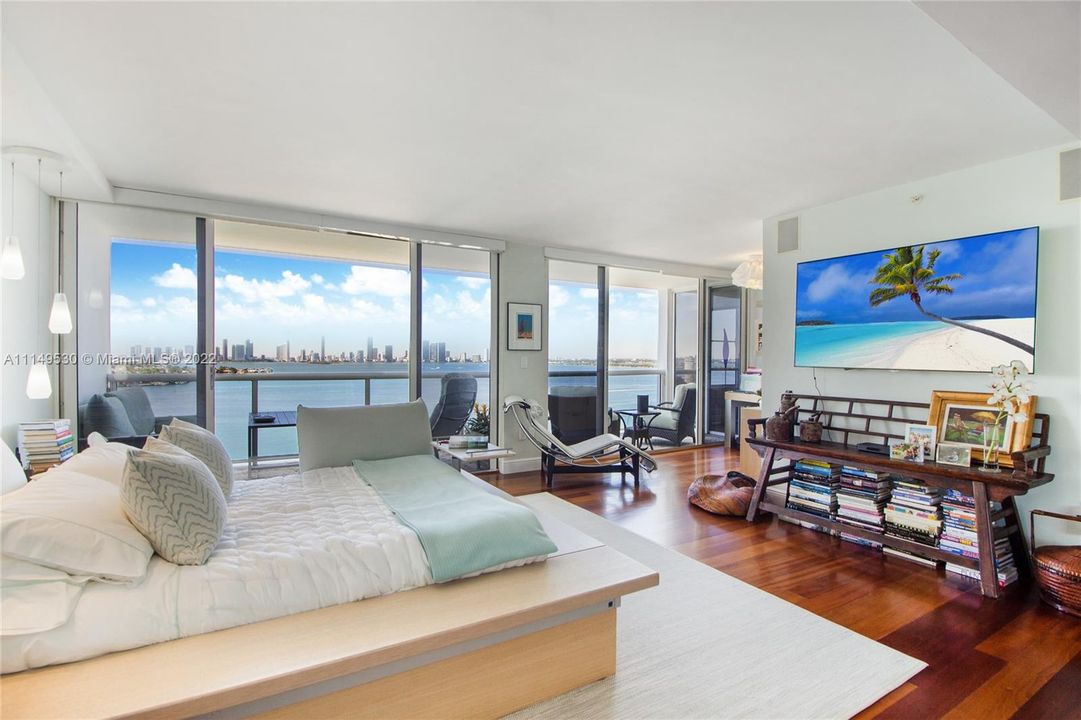 Master Bedroom- spectacular downtown Miami Skyline views