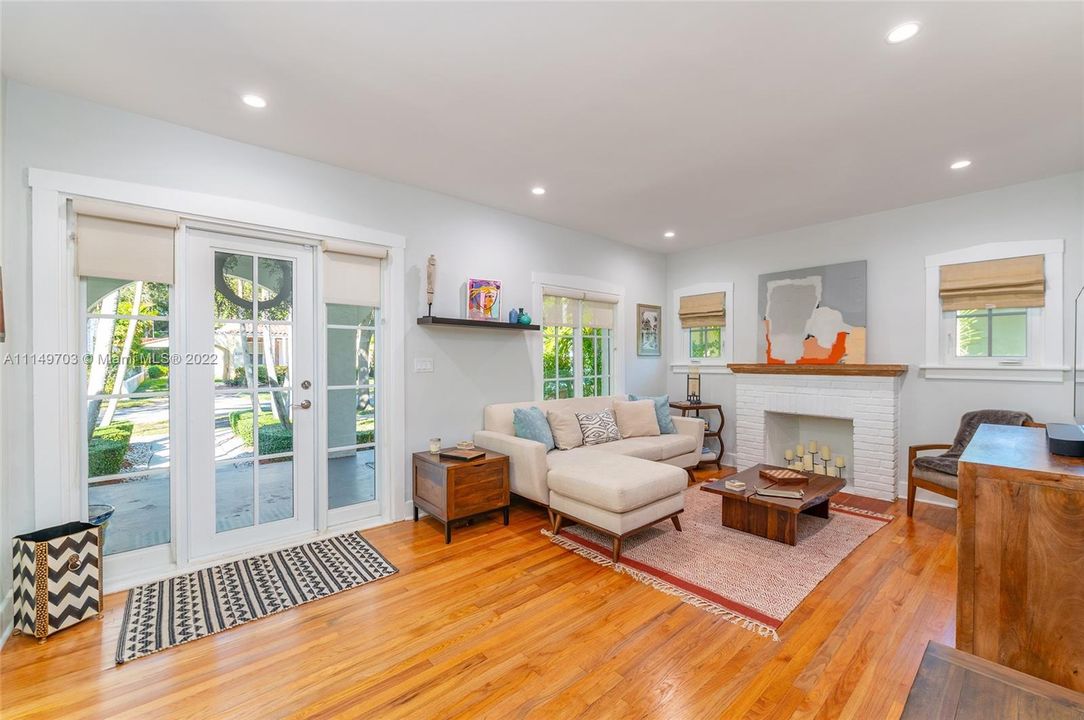 Recently Sold: $879,000 (2 beds, 1 baths, 1254 Square Feet)