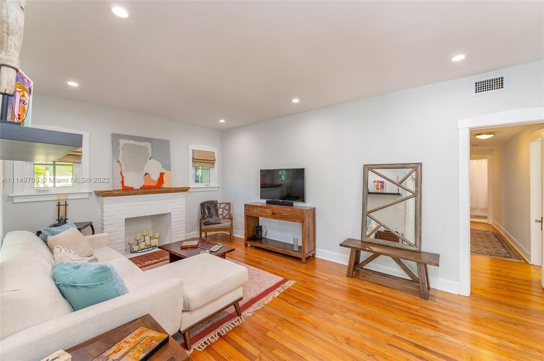 Recently Sold: $879,000 (2 beds, 1 baths, 1254 Square Feet)