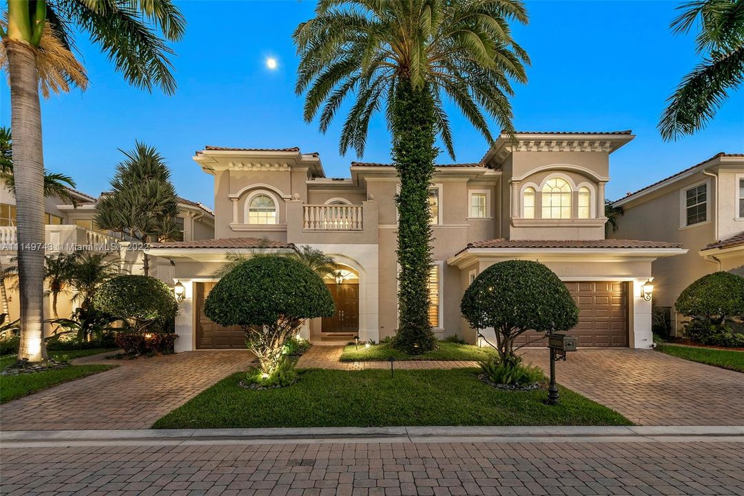 Recently Sold: $3,495,000 (5 beds, 5 baths, 5302 Square Feet)