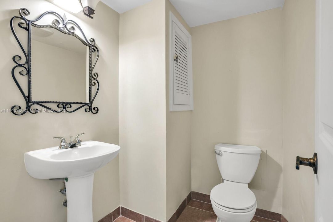 最近售出: $87,900 (1 贝兹, 1 浴室, 900 平方英尺)