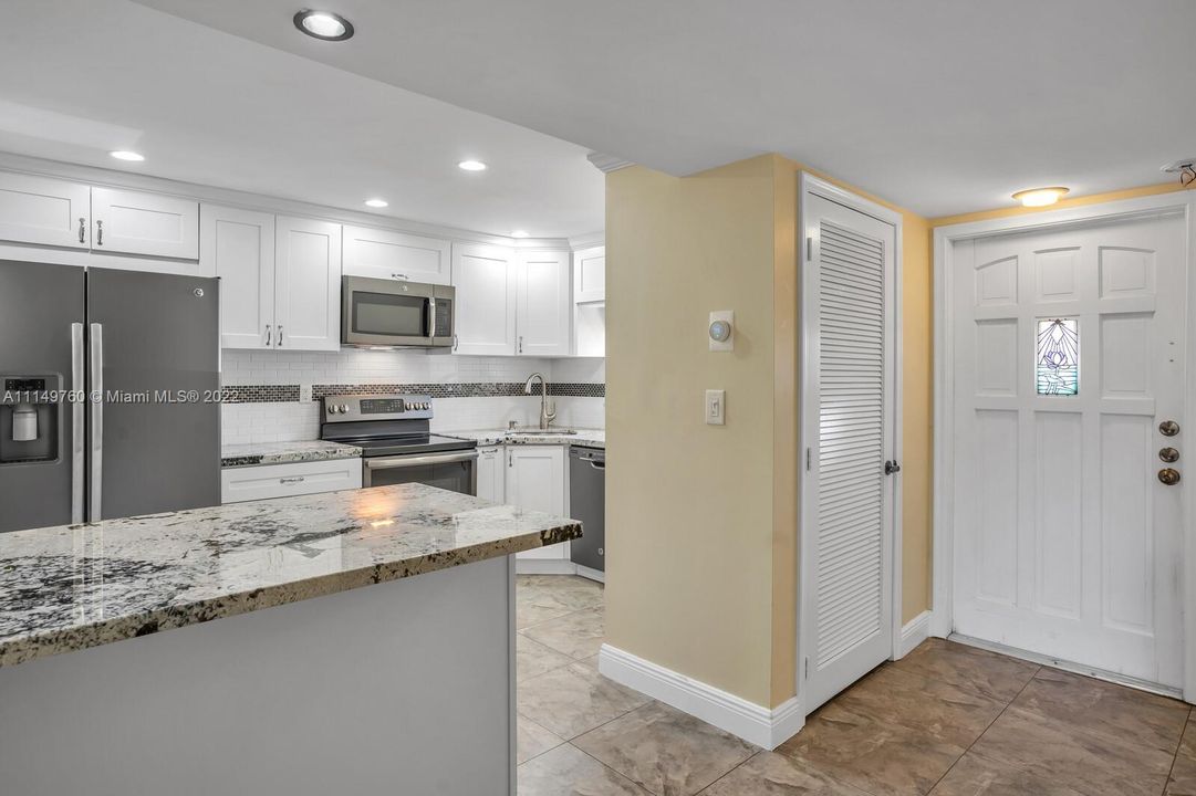 最近售出: $87,900 (1 贝兹, 1 浴室, 900 平方英尺)