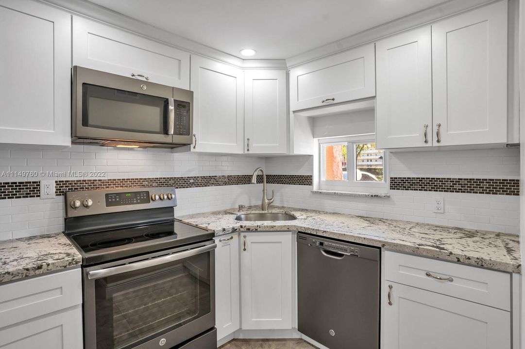 最近售出: $87,900 (1 贝兹, 1 浴室, 900 平方英尺)