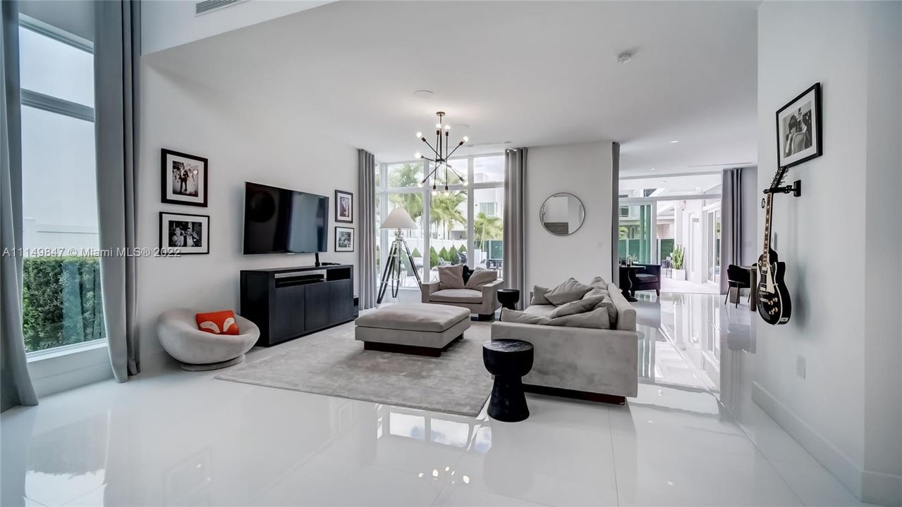 Recently Sold: $2,295,000 (5 beds, 5 baths, 3911 Square Feet)