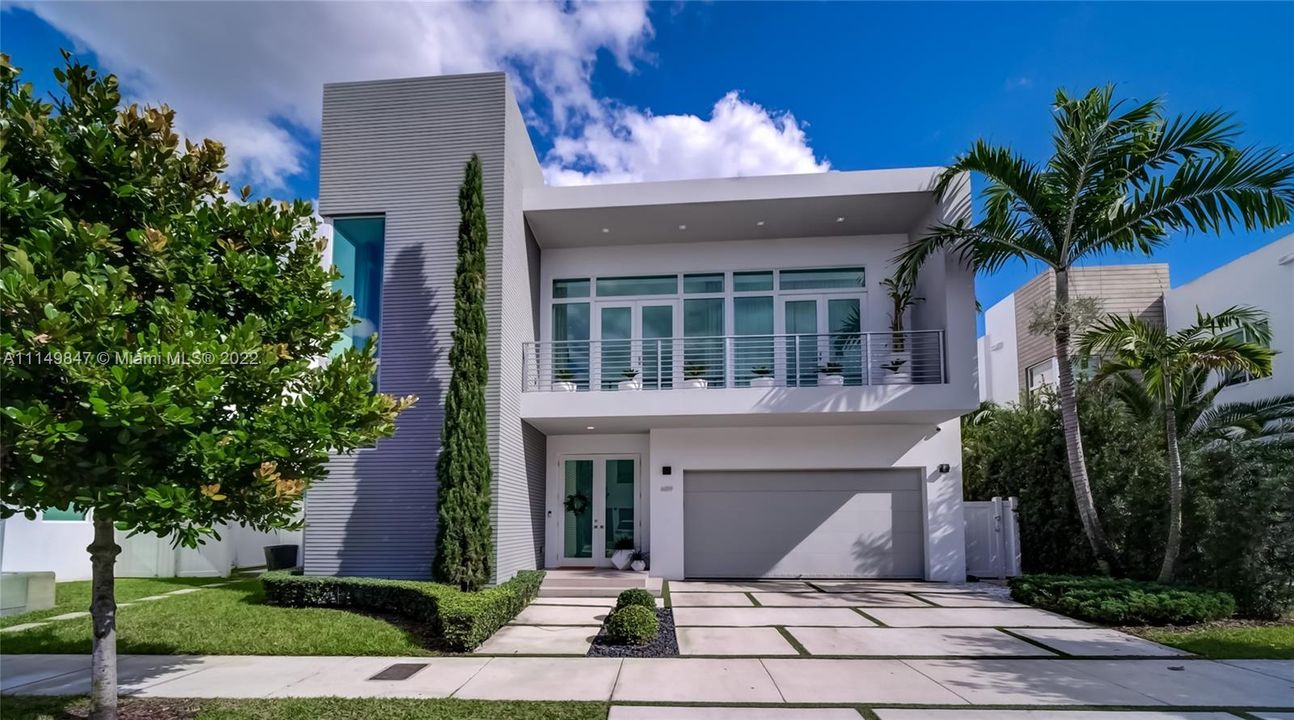 Recently Sold: $2,295,000 (5 beds, 5 baths, 3911 Square Feet)