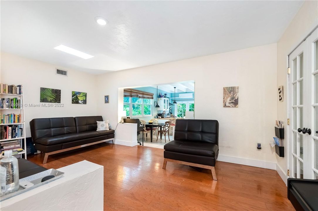 Recently Sold: $1,100,000 (3 beds, 2 baths, 1544 Square Feet)