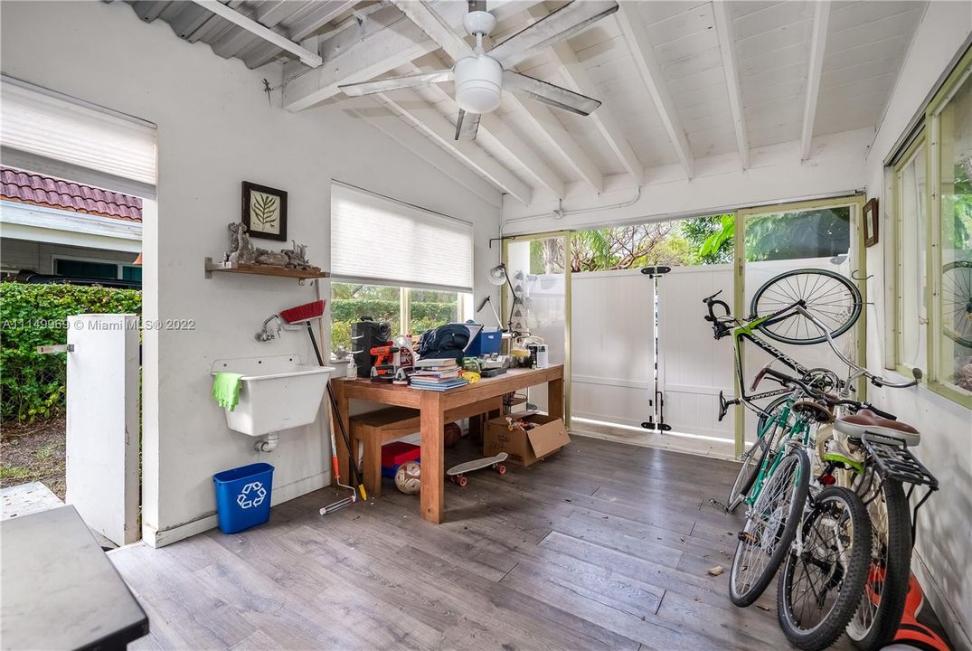 Recently Sold: $1,100,000 (3 beds, 2 baths, 1544 Square Feet)
