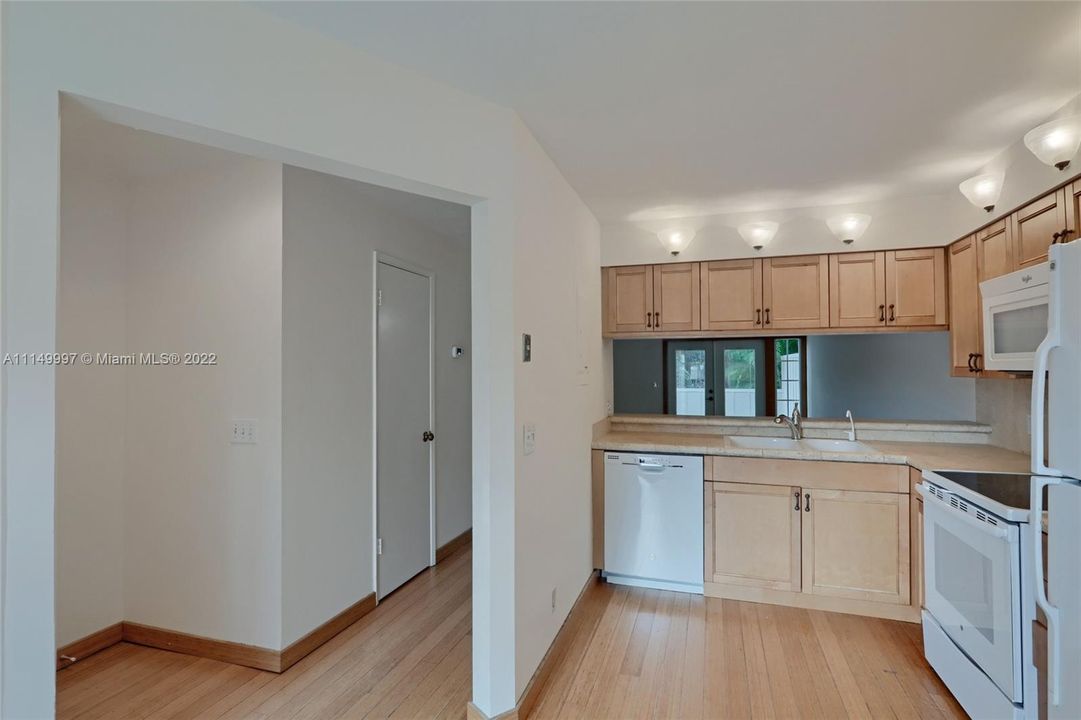 Vendido Recientemente: $284,900 (3 camas, 2 baños, 1159 Pies cuadrados)