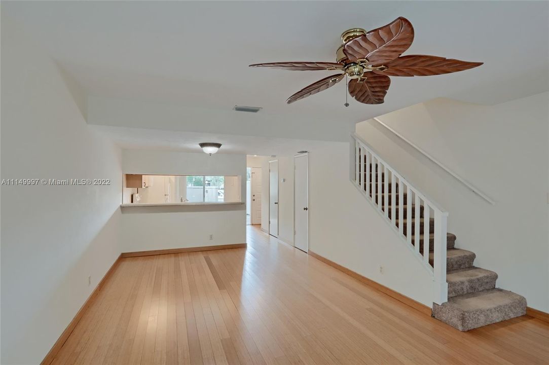 Vendido Recientemente: $284,900 (3 camas, 2 baños, 1159 Pies cuadrados)