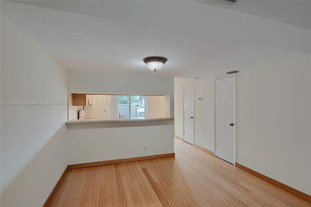 Vendido Recientemente: $284,900 (3 camas, 2 baños, 1159 Pies cuadrados)