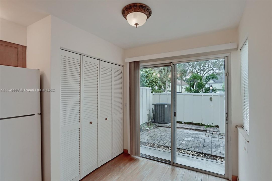 Vendido Recientemente: $284,900 (3 camas, 2 baños, 1159 Pies cuadrados)