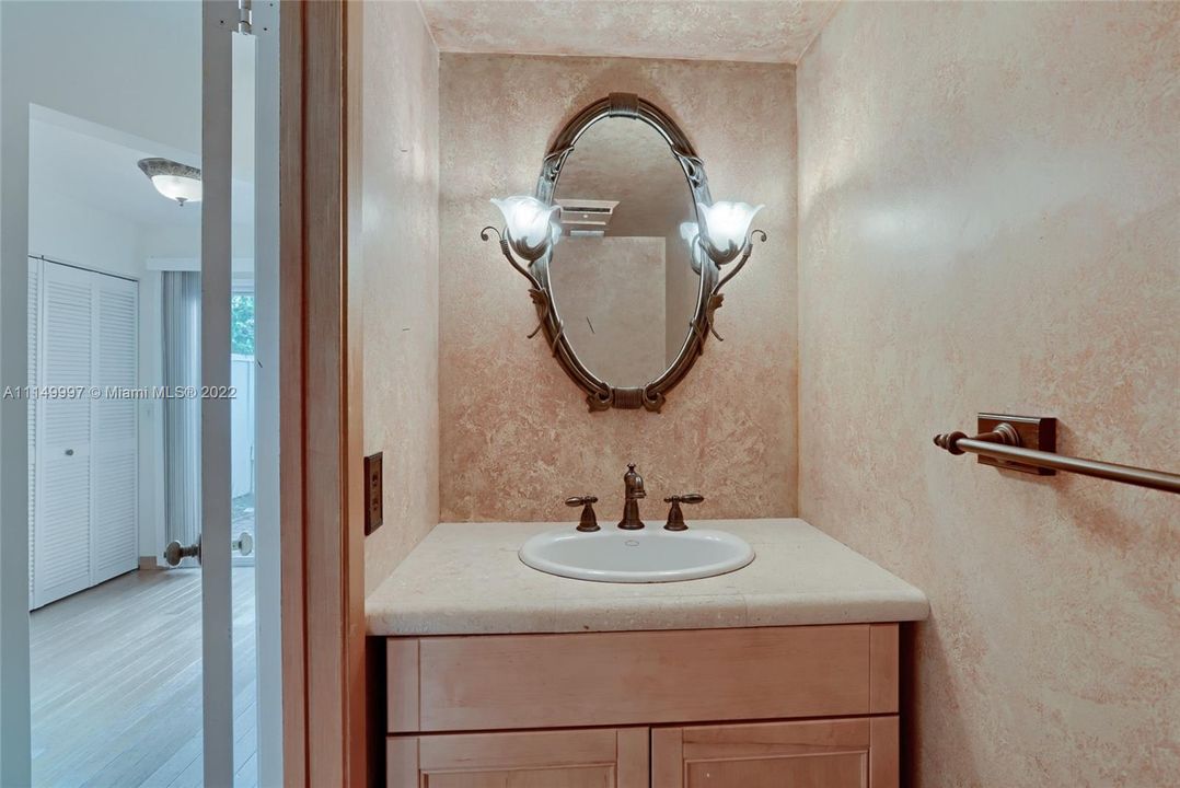 Vendido Recientemente: $284,900 (3 camas, 2 baños, 1159 Pies cuadrados)