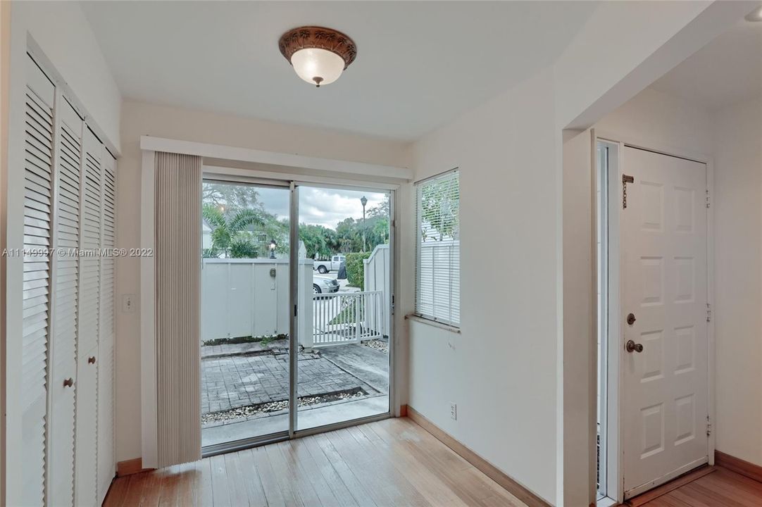 Vendido Recientemente: $284,900 (3 camas, 2 baños, 1159 Pies cuadrados)